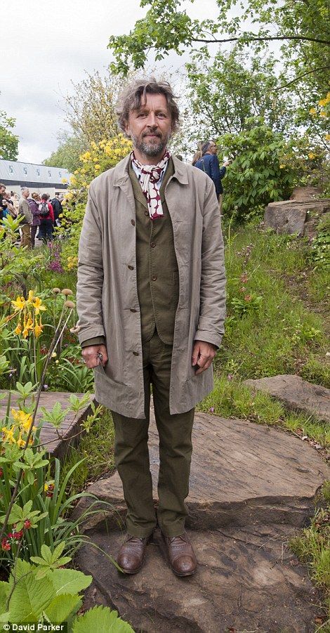 English Gardener Outfit, Gardening Outfit Aesthetic, Garden Attire, Gardening Clothes, French Garden Landscaping, Workwear Menswear, Duchess Of Devonshire, Dan Pearson, At Home Outfits