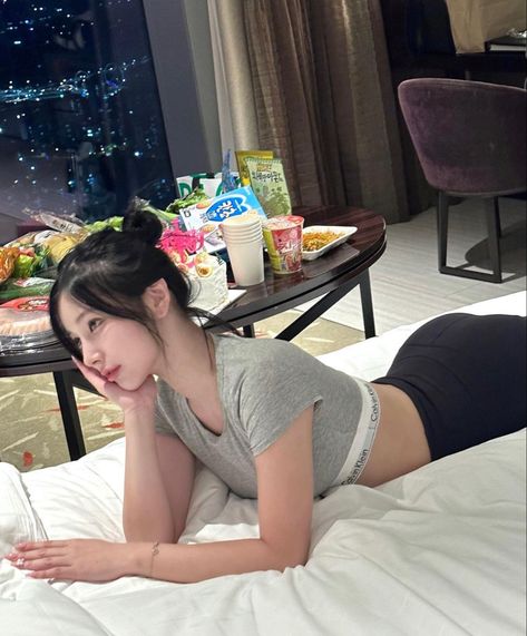 Sohee Update | ALICE Alice Kim, Gym Couple, Body Proportions, Short Hair Updo, Curvy Women Jeans, Foto Ideas Instagram, Girls Party, Korean Pop