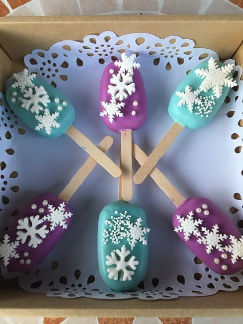 Elsa Popsicles, Frozen Theme Cakesicles, Frozen Cakesicles, Chocolate Lace Cake, Frozen Cake Pops, Frozen Birthday Party Cake, Popsicles Cake, 4de Verjaardag, Cake Popsicles