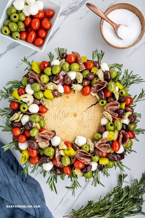 This Antipasto Salad is arranged like a Christmas wreath in a festive and elegant way. It takes only 15 minutes to put together so it is perfect as a quick holiday dish. It has Mediterranean veggies, cured meats, greens, herbs, and fresh mozzarella cheese pearls, making it the ideal low-carb, high-protein Italian salad platter for entertaining. Easy Antipasto Salad, Mediterranean Veggies, Shrimp Skillet Recipes, Coconut Ice Cream Recipes, Cabbage Soup Diet Recipe, Christmas Appetizers Easy, Antipasto Salad, Christmas Dinner Menu, Antipasto Platter