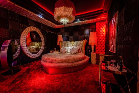 Brothel Aesthetic Bedroom, Clowncore Bedroom, Red Hotel Room, Love Hotel Room, Burlesque Bedroom, Red Room 50 Shades Diy, Red Aesthetic Room, Bedroom Design Ideas For Women, Sophisticated Teen Bedroom