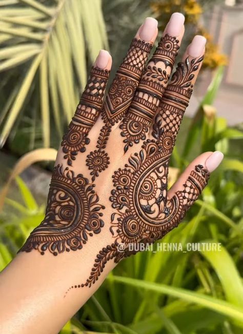 #HennaArt #HennaDesigns #HennaTattoo #HennaInspiration #HennaLove #HennaArtist #HennaMehndi #HennaStyle #HennaBeauty #HennaFestival Backhand Mehendi Designs, Mendhi Designs Backhand, Long Mehndi Designs, Beautiful Simple Mehndi Design, Short Mehndi Design, Front Mehndi Design, Mehndi Design Pictures, Modern Mehndi Designs, Simple Mehndi Designs Fingers