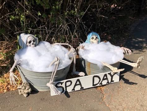 Skeleton Spa Day, Skelton In Bubble Bath, Skeleton Hot Tub Candle, Outside Skeleton Ideas, Spa Halloween Decorations, Spa Skeleton, Skeleton Taking A Bath, Halloween Skeleton Bbq, Funny Halloween Decor