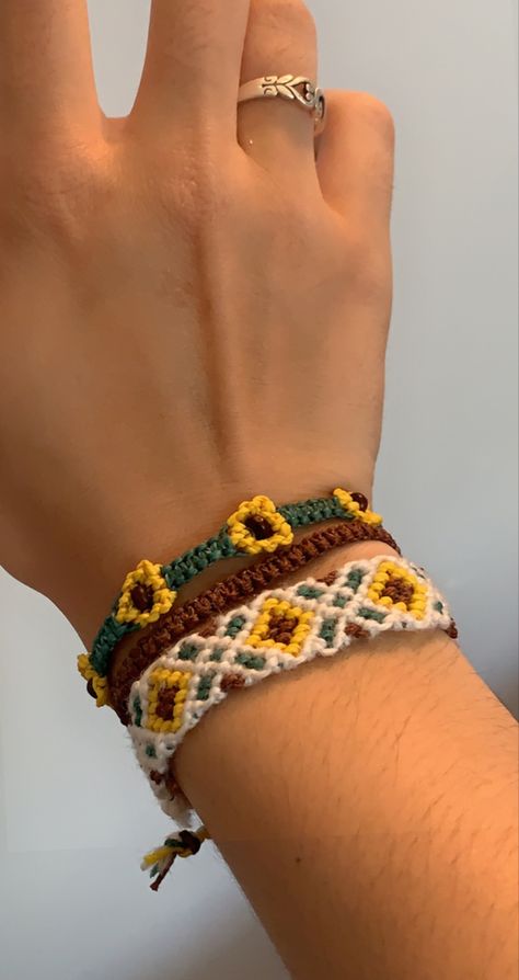 Friendship Bracelet Choker, Crochet Braslets Easy, Yarn Bracelets Aesthetic, Embroidery Bracelets Aesthetic, Fall Embroidery Bracelets, Nonbinary Friendship Bracelet, Friendship Bracelets Beach, Fall Friendship Bracelets Colors, Spring Friendship Bracelets