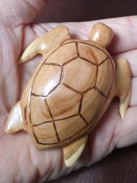 Bird Carving Patterns, Wood Turtle, Wood Carving Faces, Hand Carved Walking Sticks, Clay Fairy House, Simple Wood Carving, Wood Jewelery, Pear Wood, Dremel Wood Carving