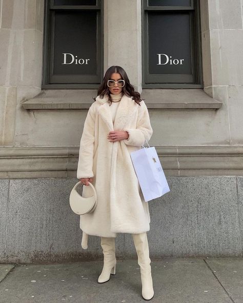 Vitaliia on Instagram: “Finally, by Dior, with Dior 😂” Black Fur Coat Outfit, Minimalism Clothes, Cold Outfit, Fur Coat Outfit, Trendy Work Outfit, Black Fur Coat, Career Outfits, Vancouver Fashion, University Style