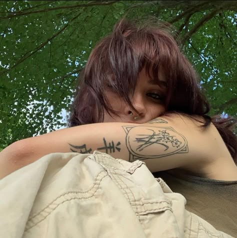 Tattoo placement + Indie tattoo + indie girl + goth girl tattoo + cargo pants tattoo + girl tattoo + tattoo  on girl Dark Haired Girl, Tattoo Placement Arm, Tricep Tattoos, See Tattoo, Perspective Photography, Swag Girl Style, Aesthetic Tattoo, Black Ink Tattoos, Foto Ideas Instagram