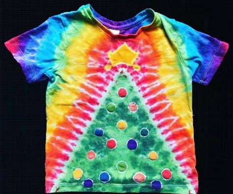 https://www.facebook.com/tyedyedpassion/photos/a.460135264555244/581760742392695/ Christmas Tree Tie Dye, Christmas Tie Dye Shirts, Christmas Break Ideas, 25 Days Of Christmas Ideas, Cute Tie Dye Shirts, Upcycle Christmas, Tie Dye Christmas, Tye Dye Ideas, Family Craft Ideas