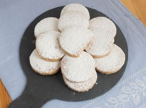 Cómo preparar los famosos polvorones sevillanos, atreveros este año en casa! http://www.recetasderechupete.com/polvorones-caseros-sevillanos/15119/ #Polvorones Mexican Polvorones Recipe, Polvorones Recipe, Mexican Sweet Breads, Sweet Bread, Food Festival, White Christmas, Sweet Recipes, Sweet Tooth, Bread