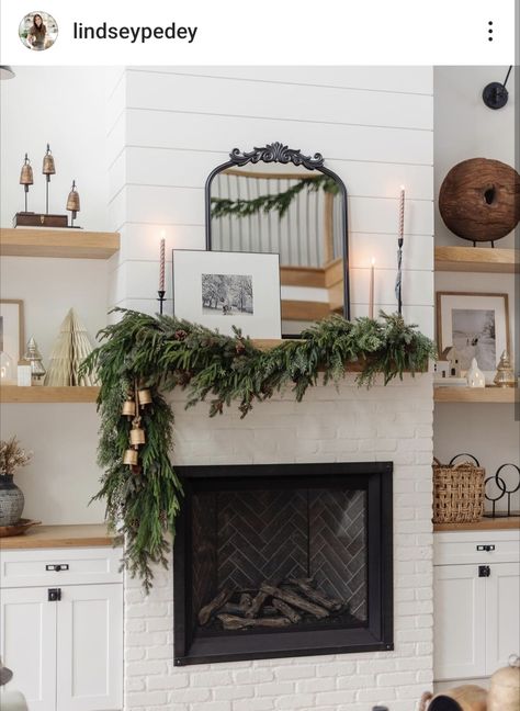 Christmas Garland Fireplace Mantle Ideas, Fireplace Winter Decor, Mantle Christmas Decor Ideas, Christmas Garland Mantle, Christmas Fireplace Mantels, Christmas Decor Trends, Fireplace Garland, Mantle Garland, Holiday Mantle