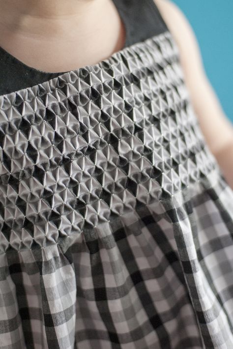 Honeycomb Smock Dress – Tutorial – fliegfederfrei Hand Smocking Tutorial, Honeycomb Smocking, Smock Dress Pattern, Smocking Fashion, Canadian Smocking, Smocking Tutorial, Gingham Embroidery, Smocking Patterns