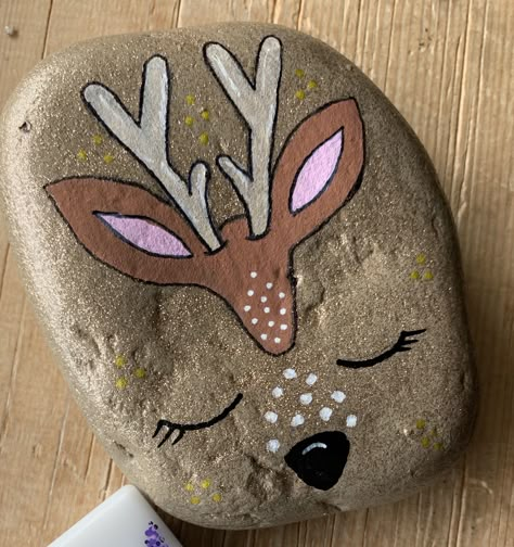 Deer Rock Painting, Deer Painting Easy, Deer Face, Christmas Pebble Art, Happy Rock, Diy Rock Art, Painted Rock Animals, Stone Art Painting, Happy Stones