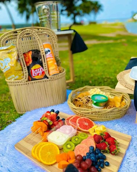 Picnic Platter, Simple Picnic, Picnic Dates, Picnic Date Food, Picnic Photo Shoot, Picnic Setup, Students Life, Picnic Planning, Picnic Vibes