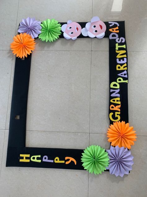 Grandparents Activity For Preschoolers, Grandparents Day Photo Booth Frame, Grandparents Day Picture Frame Craft, Grand Parents Day Selfie Corner, Grandparent’s Day Craft, Photo Booth For Grandparents Day, Grandparent Day Decorations, Grandparents Decoration Ideas, Grandparents Day Event Ideas