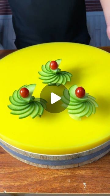 2-Minute Crafts on Instagram Fruit Carving Ideas, Cake Garnish, Vegetable Crafts, Chicken Thigh Recipes Boneless, Bobby Deol, Veggie Art, Amazing Food Hacks, Food Flowers, Fruit And Vegetable Carving