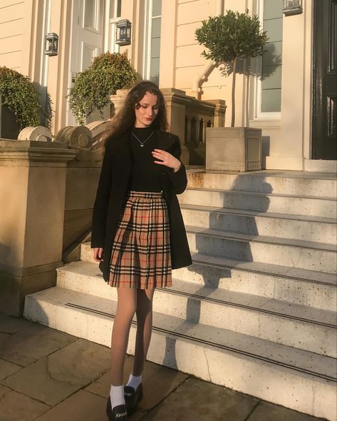 Burberry Pleated Skirt Outfit, Pleated Tartan Skirt Outfit, Work Mini Skirt Outfit, Beige Checkered Skirt Outfit, Burberry Pleated Skirt, Check Pleated Skirt Outfit, Burberry Dress Outfit, Burberry Aesthetic Outfit, Loafers Old Money