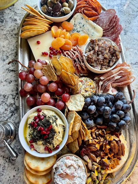 Fall Themed Cheese Board, Fall Charturie Boards Ideas, Fall Fruit Board, Fall Grazing Board, Thanksgiving Cheese Board, Autumn Charcuterie, Martha Stewart Fall, Charcuterie Board Picnic, Fall Cheese Board