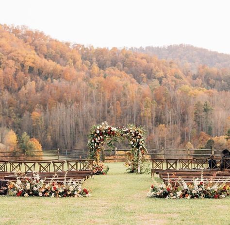 Fall Mountain Wedding, Fall Garden Wedding, Forest Theme Wedding, Bella Wedding, Wedding Types, Dream Venue, Outdoor Fall Wedding, Wedding Ceremony Backdrop, Camp Wedding