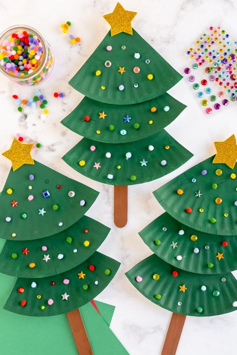 Paper Plate Ornaments, Christmas Construction Paper Crafts For Kids, Pom Pom Christmas Crafts, Christmas Construction Paper Crafts, Christmas Crafts With Paper, Crafts With Paper Plates, Christmas Tree Craft Ideas, Paperplate Christmas Crafts, Christmas Tree Crafts For Kids