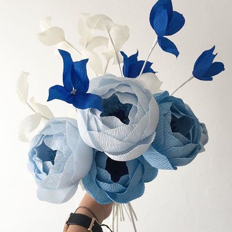 Blue Crepe Paper Flowers, Crepe Flowers, Pink Flower Arrangements, Paper Folding Crafts, Rose Crafts, Paper Flower Crafts, Paper Birds, Crepe Paper Flowers, How To Make Paper Flowers