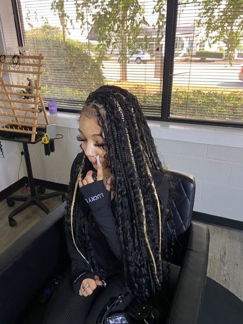 Cute Long Braided Hairstyles, Bohemian Braids Peekaboo, Box Braids Baddie, Blonde And Black Boho Knotless Braids, Goddess Peekaboo Braids, Boho Braids Peekaboo, Full Boho Knotless Braids, Color Boho Knotless Braids, Different Braiding Styles For Black Hair