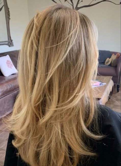 Layered Haircuts For Medium Hair Volume, Middle Length Layered Hair, Blonde Hair Inspiration Shoulder Length, Layers For Medium Length Hair Straight, Middle Length Haircut With Layers, Light Layers Haircut Medium, Middle Length Haircut, Middle Length Hair, Blonde Layered Hair