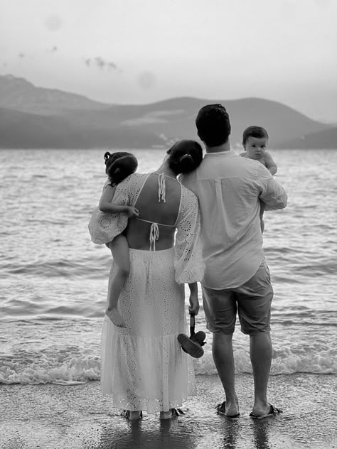 Black And White Beach Photos Family, All White Beach Photo Shoot Family, Beach Day Family, Beach Inspo Pics Family, Family Of 4 Beach Pictures Outfits, Family Photo Shoot At The Beach, Black And White Family Beach Pictures, Beach Family Shoot Ideas, Beach Poses For Family