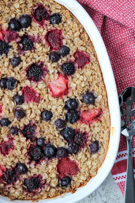 Mixed Berry Baked Oatmeal -Stephanie Kay Nutrition Berry Oatmeal Bake, Berry Baked Oatmeal, Kay Nutrition, Berry Oatmeal, Baked Oatmeal Recipes, Recipe Critic, Delicious Donuts, Baked Oats, Tiktok Viral