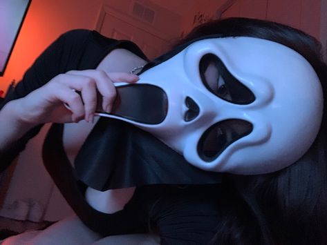 Female Ghostface Aesthetic, Snapchat Selfies, Bi Panic, Horror Villains, Halloween Photo, Fotos Goals, Dark Grunge, Face Pictures, Ghost Face