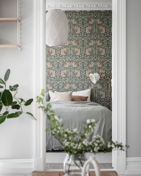 my scandinavian home on Instagram: “This William Morris ‘Pimpernel’ wallpaper is everywhere right now - when I see this Swedish bedroom I can totally see why! Are you a fan…” Swedish Bedroom, William Morris Wallpaper, Morris Wallpapers, Decorate Entryway, Bedroom Minimalist, Pallet Decorations, Scandinavian Bedroom, Valentines Decorations, Decor Quotes