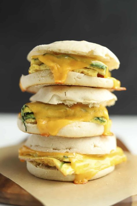 These egg sandwiches are loaded with protein and simple to make. It's great for meal prepping breakfast for the week! Breakfast For The Week, Egg Muffins Healthy, Healthy Breakfast Sandwich, Vegan Egg Substitute, Food Dolls, Egg And Cheese Sandwich, Easy Protein, Sheet Pan Dinners Chicken, Egg Muffin