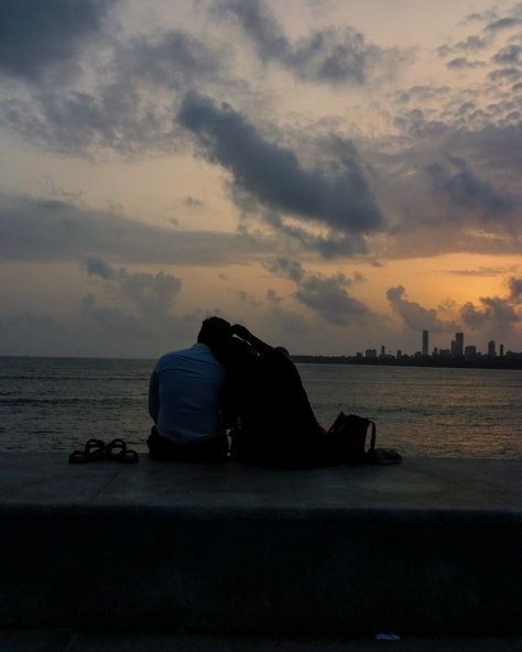 Couple sitting on Marine Drive Couple Sitting Aesthetic, Marine Drive Mumbai Photo Poses, Mumbai Couple Aesthetic, Marine Couple Pictures, Marine Drive Photo Poses, Marine Drive Aesthetic, Couples Sitting Poses, Couple Sitting Poses, Best Tatto