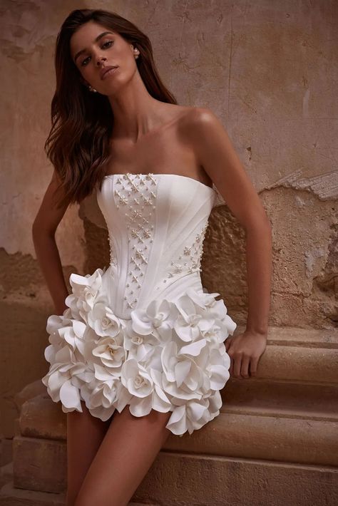 25 Magical Mini Wedding Dresses Couture Short Wedding Dress, 2024 Dresses Trends, 2024 Couture Fashion, Wedding Dresses 2024 Bridal Collection, Best Wedding Dresses For Short Brides, Bridal Dresses 2024, Short Couture Dresses, 2024 Bridal Trends, 2024 Bridal Gowns