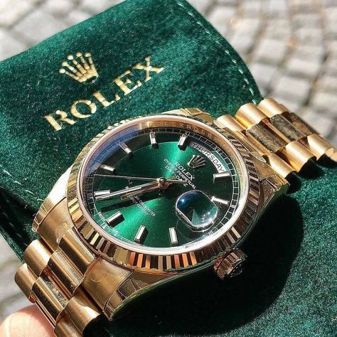 Luxury Lifestyle || Hustle💰 on Instagram: “Green + Gold! 🤑🤑🤑 Daydate 👈 or Daytona 👉? By @goldstube . . Do you love watch content?⌚️ Of course you do!😁Then you should follow... • 👉🏽…” Green Watch, Gold Rolex, Premium Watches, Gold Watch Men, Watch Lover, Rolex Watch, Watches Unique, Stylish Watches, Rolex Day Date