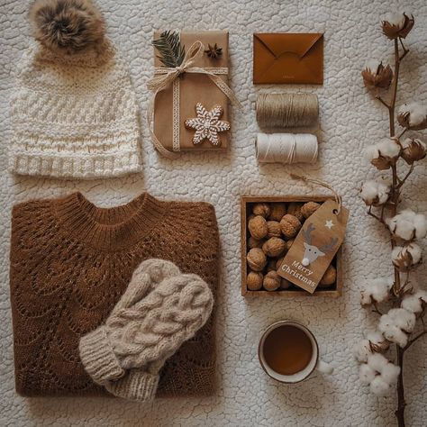 See more & follow http://ohlsson.link/pinterest  Source: freshbrewedlife Laydown Photography, Christmas Brochure, Blessed Christmas, Nicole Johnson, Christmas Flatlay, Product Photoshoot, Holiday Campaign, Holiday Photography, Christmas Decorations Bedroom