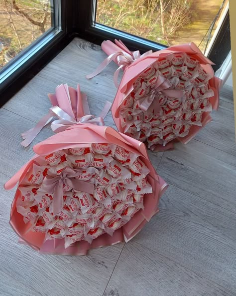 Ideje Za Poklon Za Rodjendan, Candy Gifts Diy, Candy Bouquet Diy, Diy Bouquet Wrap, Sweet Bouquet, Diy Gift Set, Creative Birthday Gifts, Flower Gift Ideas, Pumpkin Pancakes