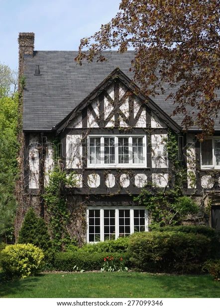 Medieval House Exterior, House With Vines, House Vines, German Medieval, Tudor Style House, German Houses, Medieval House, British Architecture, Tudor Style Homes