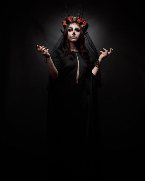 Halloween Shot Ideas, Photoshoot Studio Ideas, Dark Fashion Photography, Creepy Photography, Low Key Photography, Amazing Costumes, Studio Photography Fashion, Creative Photoshoot, Halloween Photography