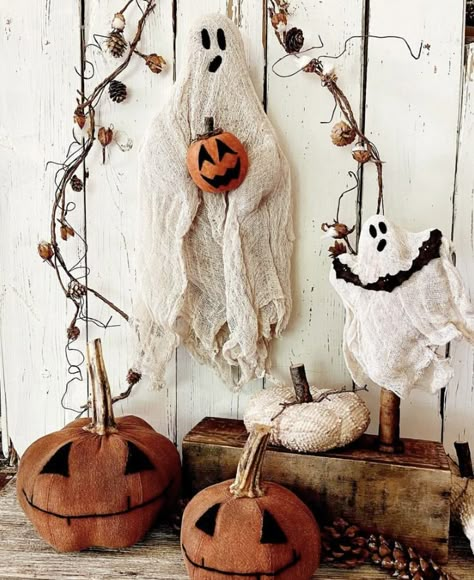 Diy Halloween Ghost Decorations, Halloween Outdoor Ghost, Fall Primitives, Diy Halloween Ghosts, Primitive Halloween Decor, Deco Halloween, Halloween Creative, Halloween Ghost Decorations, Rock River