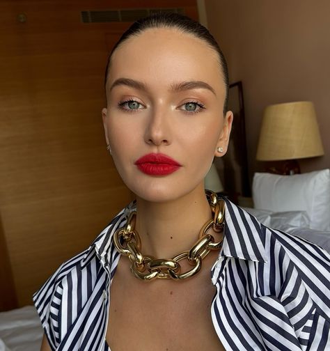 French lips on @krissroma before @sacaiofficial Hair @mathieulaudrel Makeup by me #aliandreeamakeup Alex Riviere Makeup, French Chic Makeup, French Lips, French Girl Makeup Look, Easy Summer Makeup, Andreea Ali, Parisian Makeup, French Girl Makeup, Annie Bing