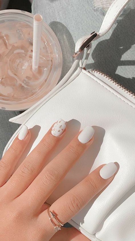 Aesthetic Nails Short White, White Gel Nails With Design Simple, Aesthic Nails Short, Cute White Gel Nails, White Gel Nails Short With Design, White Shellac Nails With Design, Gel Nails Squoval, White Gel Nails Ideas, Short Gel Nails White