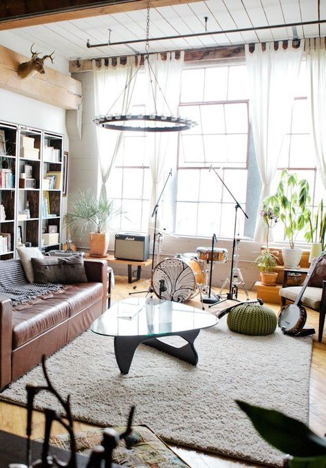 Lofty eclectic living room in Oakland Converted Loft, Garage Hangout, Sp Studio, Eclectic Living Room Design, Flat Inspiration, Music Room Design, Nyc Loft, Rumpus Room, Record Room