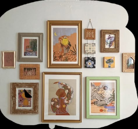 Framed Wall Collage Aesthetic, Vintage Art Gallery Wall Living Room, Gallery Wall College Apartment, Eclectic Gallery Wall Ideas Bedroom, Gallery Wall Aesthetic Bedroom, Artsy Eclectic Decor, Mid Century Apartment Bedroom, Dorm Room Gallery Wall, Dorm Room Gallery Wall Ideas