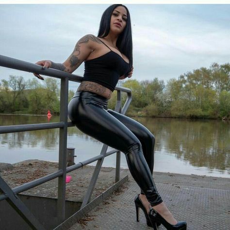 Lederlady ❤ Pvc Leggings, Freddy Pants, Red And Black Outfits, Leather Leggings Fashion, Vinyl Leggings, Shiny Legs, Wet Look Leggings, Well Dressed Women, Shiny Pants