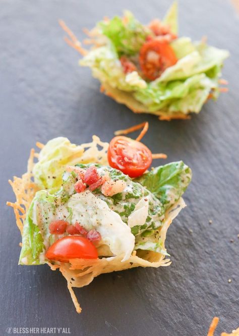 Salad Parmesan, Parmesan Crisps Recipe, Healthy Caesar Salad, Parmesan Cups, Homemade Caesar Salad Dressing, Fancy Appetizers, Low Carb Appetizers, Perfect Appetizers, Foods With Gluten