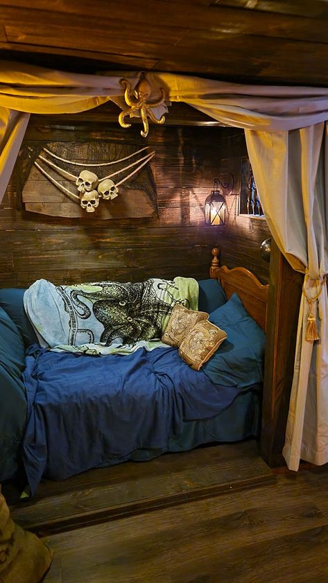 Captains Quarters Bedroom, Pirate Aesthetic Decor, Pirate Aesthetic Room, Pirate Theme Bedroom, Pirate Furniture, Captain Quarters, Pirate Home Decor, Pirate Themed Bedroom, Pirate Bedroom Decor