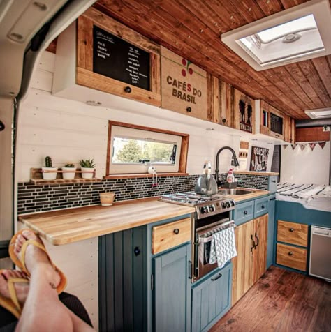 20 Campervan Interior Inspirations For Your Next Conversion Camper Van Kitchen, Caravan Vintage, Small Camper, Camper Interior Design, Vintage Camper Remodel, Kombi Home, Caravan Renovation, Van Conversion Interior, Caravan Interior