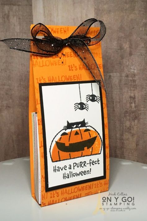 A cute cat peaks out on this easy to make Halloween treat bag. Use the Clever Cats stamp set to create a little treat bag for your favorite trick-or-treaters. Thanksgiving Treat Bags, Halloween Treat Bags Diy, Diy Halloween Treats, Christmas Treats Boxes, Christmas Treat Bags, Make Halloween, Free Stamps, Cat Stamp, Thanksgiving Treats