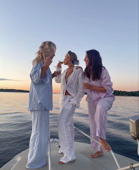 Paper Rings, Skandinavian Fashion, Foto Tips, Posing Guide, On A Boat, Future Lifestyle, Friend Goals, Aarhus, Girls Weekend