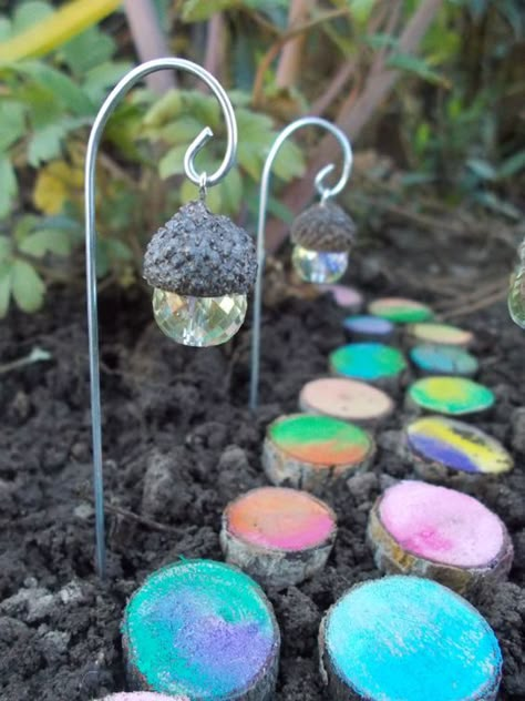 Acorn Crystal Fairy Lights with a Painted Log Walkway...so cute! Lantern With Fairy Lights, Funny Vine, Fairy Garden Ideas, Fairy Lanterns, Fairy Village, Fairy Garden Designs, Fairy Garden Crafts, Fairy Furniture, Mini Fairy Garden